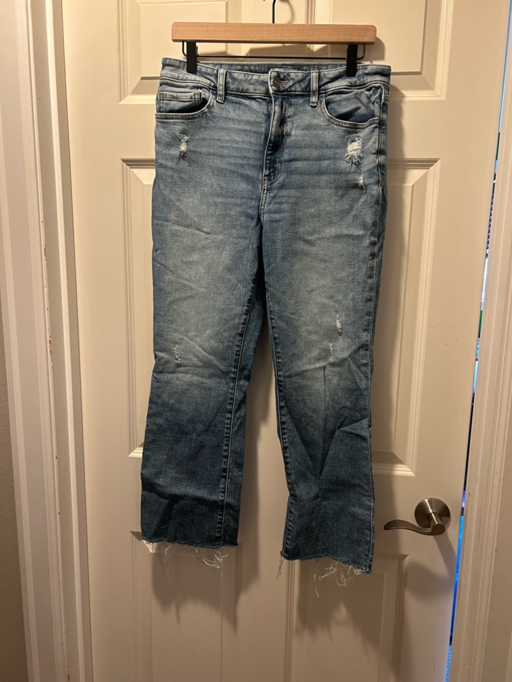 Women’s Light Wash Distressed Cropped Jeans